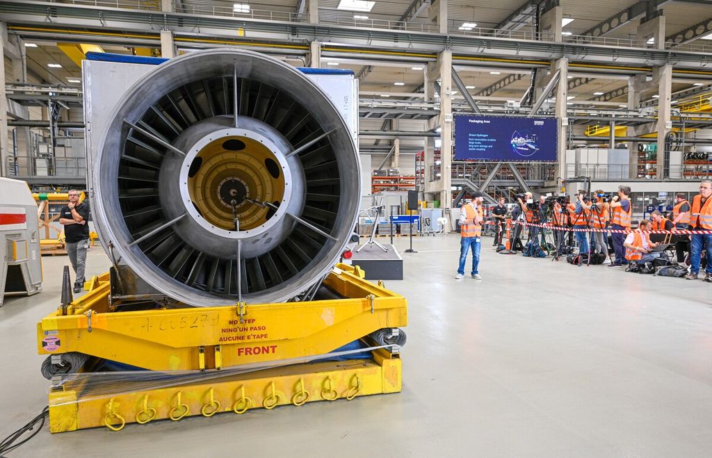 Turbin untuk pipa pengalir gas alam dari Rusia, Nord Stream 2, di pabrik Siemens Energy di Mulheim an der Ruhr, Jerman, 3 Agustus 2022.