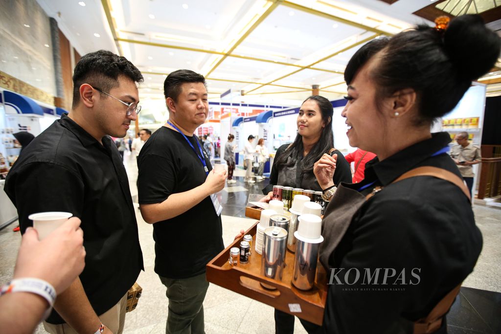 Pengunjung mencoba produk minuman yang ditawarkan pramuniaga dalam Jakarta International Investment, Trade, Tourism and SME Expo di Jakarta Convention Center, Jakarta, Rabu (7/8/2024). 