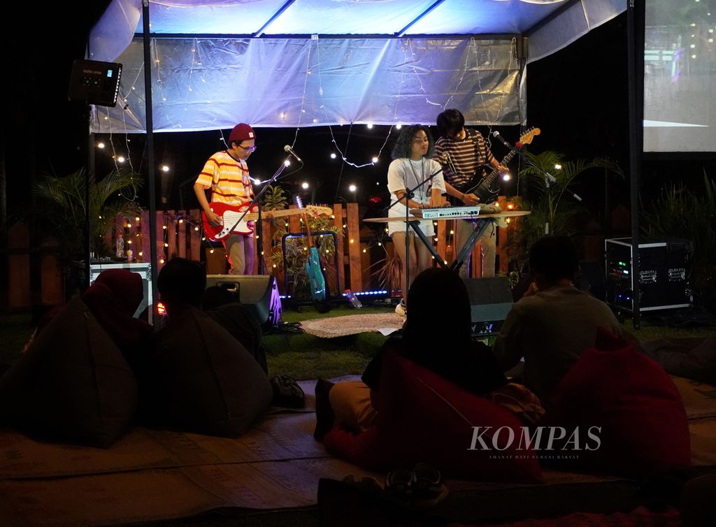 Pengunjung menikmati intimate concert di Barbeque Camp Kampoeng Kopi Banaran, Kecamatan Bawen, Kabupaten Semarang, Jumat (4/3/2022) malam.