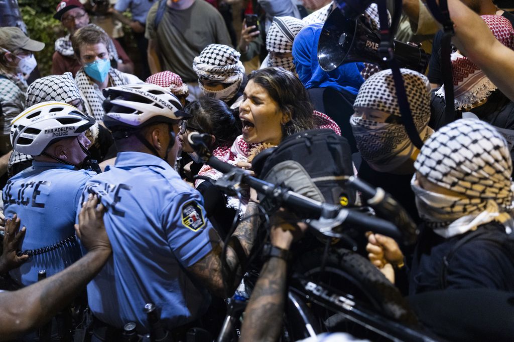 Polisi Philadelphia mengusir pengunjuk rasa pro-Palestina dari jalan selama debat presiden antara calon presiden dari Partai Demokrat, Wakil Presiden Kamala Harris, dan calon presiden dari Partai Republik, mantan Presiden Donald Trump, di Philadelphia, AS, Selasa (10/9/2024).