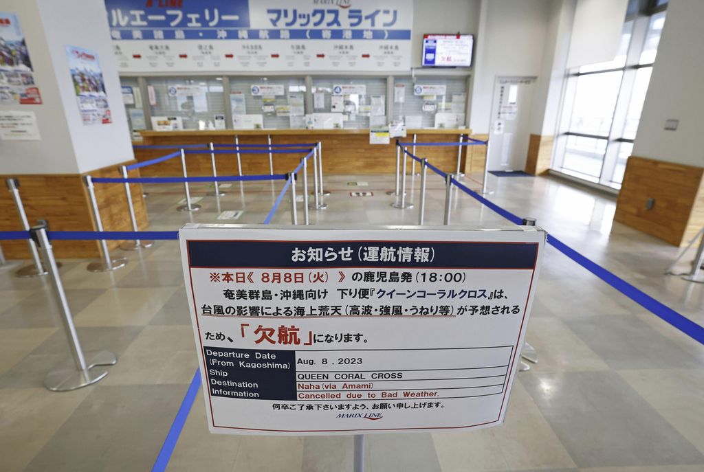 Pemberitahuan pembatalan layanan feri karena cuaca buruk ditempatkan di terminal feri di Kagoshima, Jepang, Selasa (8/8/2023).