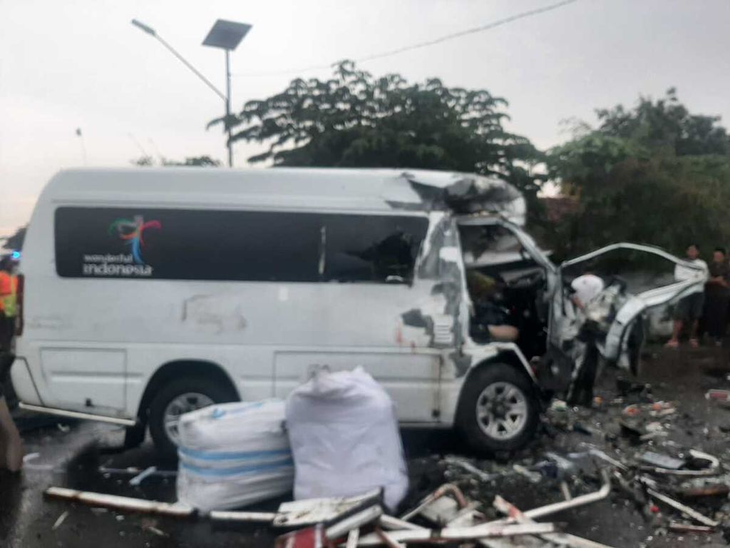 Kondisi mobil elf yang bertabrakan dengan truk colt di Jalan Lingkar Utara, Kabupaten Pemalang, Jawa Tengah, Jumat (1/4/2022).