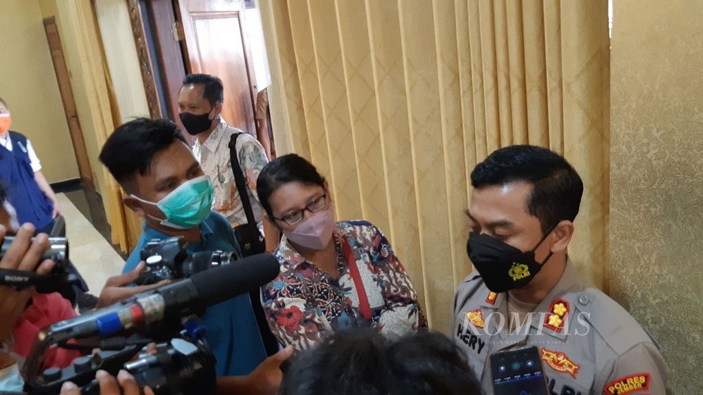 Kepala Kepolisian Resor Jember Ajun Komisaris Besar Hery Purnomo menjawab pertanyaan awak media, Senin (14/2/2022) di Jember, Jawa Timur.