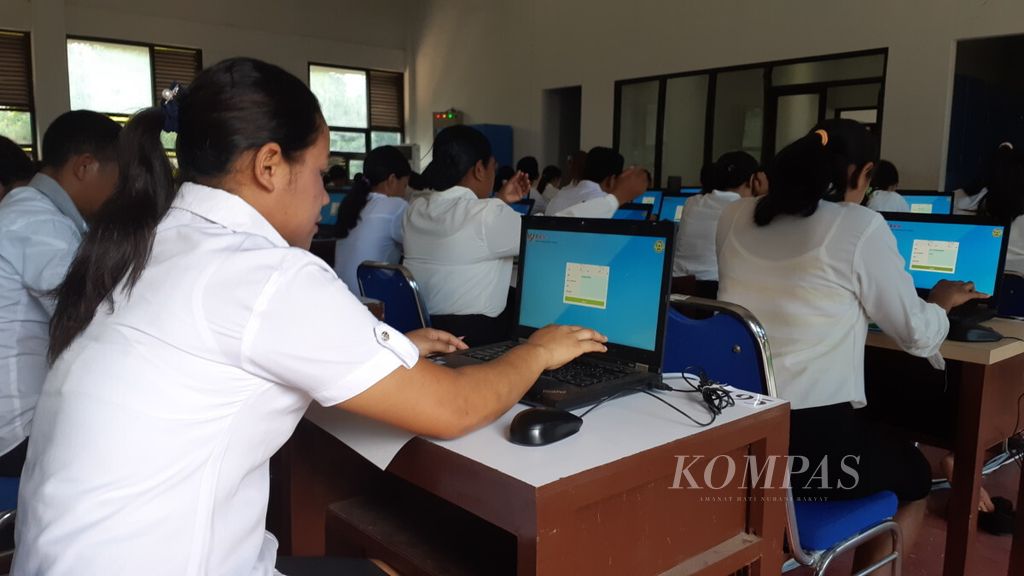 Peserta seleksi CPNS di lingkup Pemerintah Provinsi NTT mengisi daya di komputer di Kupang, Jumat (2/11/2018). Seleksi tersebut untuk kompetensi dasar.