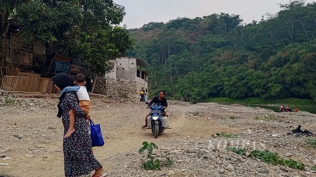 Warga melintas dengan sepeda motor di wilayah Sajira, Lebak, Banten, Jumat (8/8/2023).