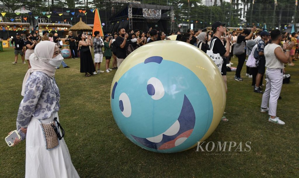 Bola-bola dengan gambar lucu diletakkan di area penonton dalam Joyland Festival 2022 di Stadion Softball Gelora Bung Karno, Jakarta, Jumat (4/11/2022). Joyland Festival akan berlangsung selama tiga hari hingga Minggu (6/11/2022) ini.