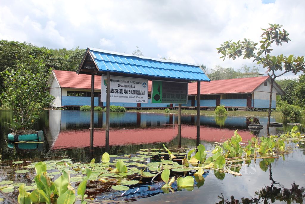Salah satu sekolah yang terdampak banjir di Desa Dusun Jutuh, Kabupaten Barito Selatan, Kalteng, pada Jumat (26/1/2024). Sekolah diliburkan sudah hampir satu minggu sejak banjir melanda di daerah itu.