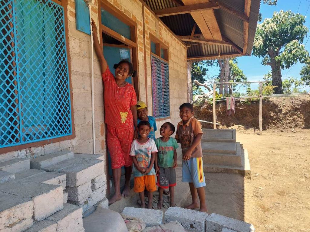 Anak-anak di Desa Silaipui, pedalaman di Alor, NTT, dengan girang ria menyentuh stop kontak meteran PLN di rumah kediaman mereka di desa itu. Alor merupakan salah satu kabupaten yang berbatasan laut dengan negara Timor Leste. Kerinduan sekian tahun warga desa akhirnya terobati.