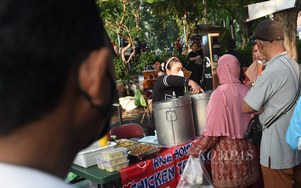 Warga membeli makanan yang dijual oleh pelaku UMKM di kawasan Taman Bungkul, Kota Surabaya,Jawa Timur, Minggu (19/6/2022). Hingga saat ini, Pemerintah Kota Surabaya terus mendukung pelaku UMKM. 