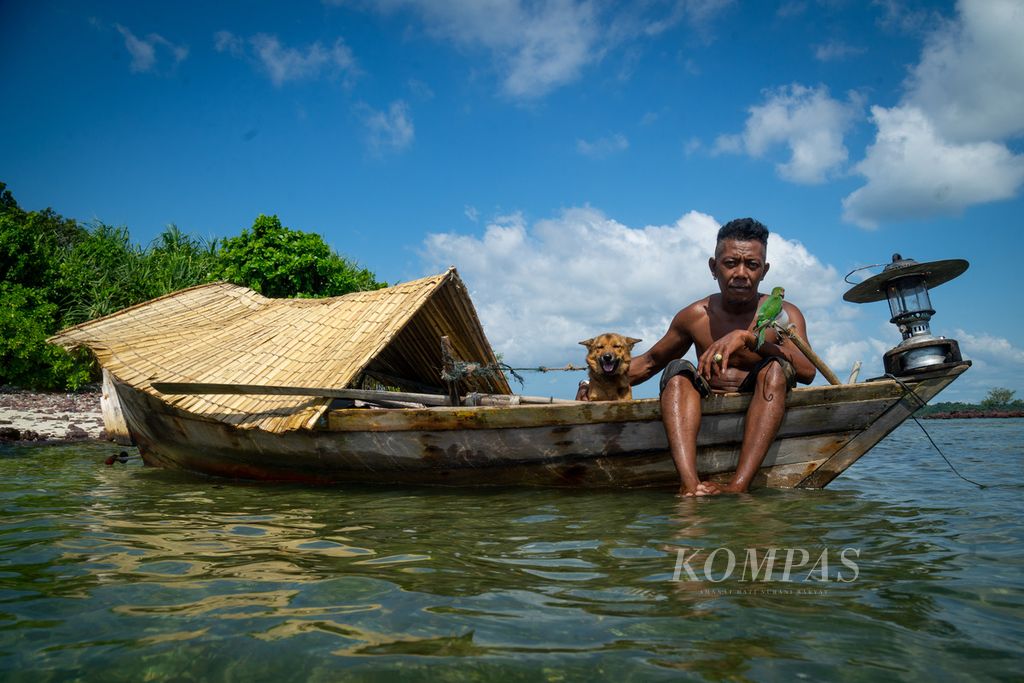 A resident of the Sea Tribe, Jang, shows the animals that the Sea Tribe always carry in their boats, namely koyok (dogs) and parrots (a type of parrot), Saturday (16/7/2022).