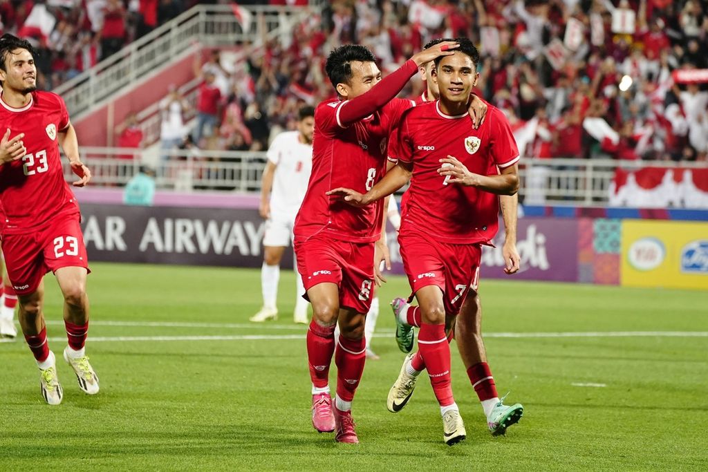 The celebration of Marselino Ferdinan after scoring the first goal from a penalty kick in the Group A match of the 2024 U-23 Asia Cup between Jordan and Indonesia at Abdullah bin Khalifa Stadium, Doha, on Sunday (21/4/2024).