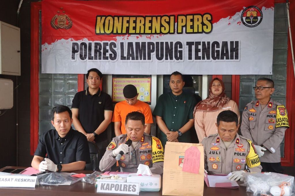 Kepala Polres Lampung Tengah Ajun Komisaris Besar Andik Purnomo Sigit saat ekspos kasus kekerasan dalam rumah tangga di Polres Lampung Tengah, Jumat (5/7/2024).