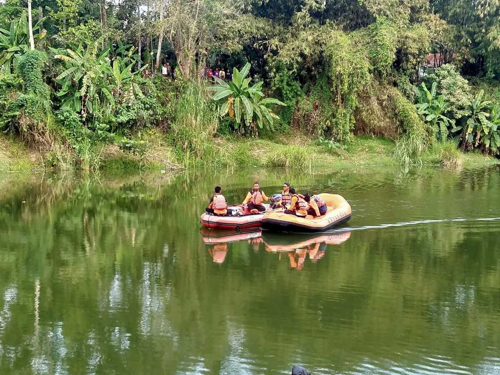 Dengan perahu karet, tim SAR gabungan berupaya mencari korban tenggelam di Sungai Lukulo, Kebumen, Jawa Tengah, Minggu (24/9/2023).