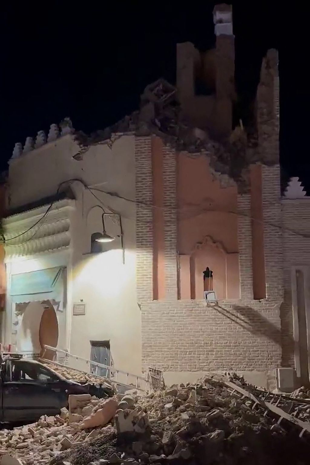 Potonan gambar dari video milik Michaël Bizet, yang diberikan kepada AFPTV, Sabtu (9/9/2023) dini hari, memperlihatkan sebuah bangunan yang rusak akibat gempa di Marrakesh, Maroko. 
