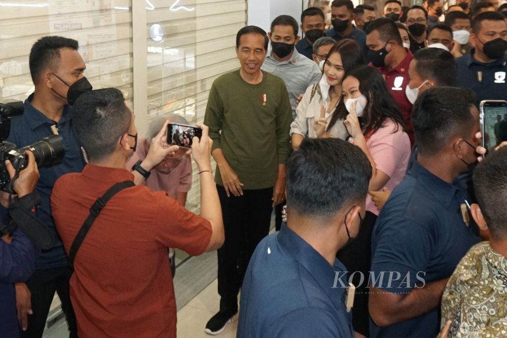 Presiden Joko Widodo berfoto bersama warga Manado, Sulawesi Utara, di mal Manado Townsquare, Kamis (19/1/2023). 