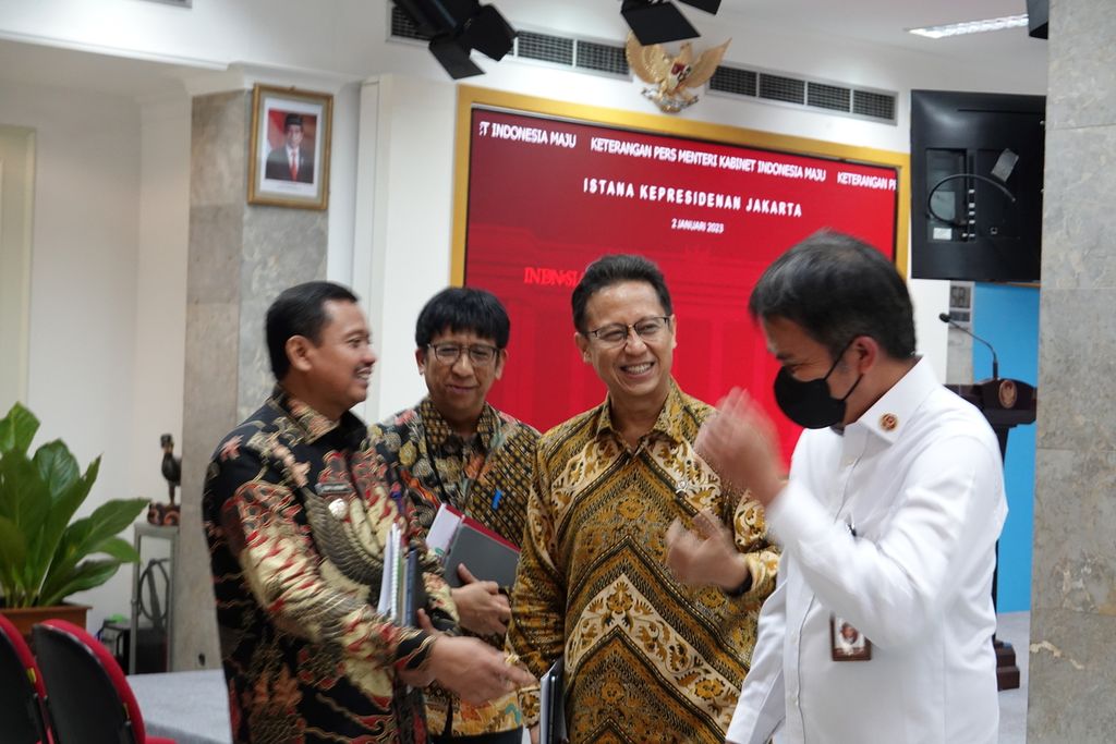 Menteri Kesehatan Budi Gunadi Sadikin berbincang seusai memberikan keterangan pers terkait hasil rapat terbatas mengenai percepatan penanganan <i>stunting </i>di Kantor Presiden, Jakarta, Senin (2/1/2023). 