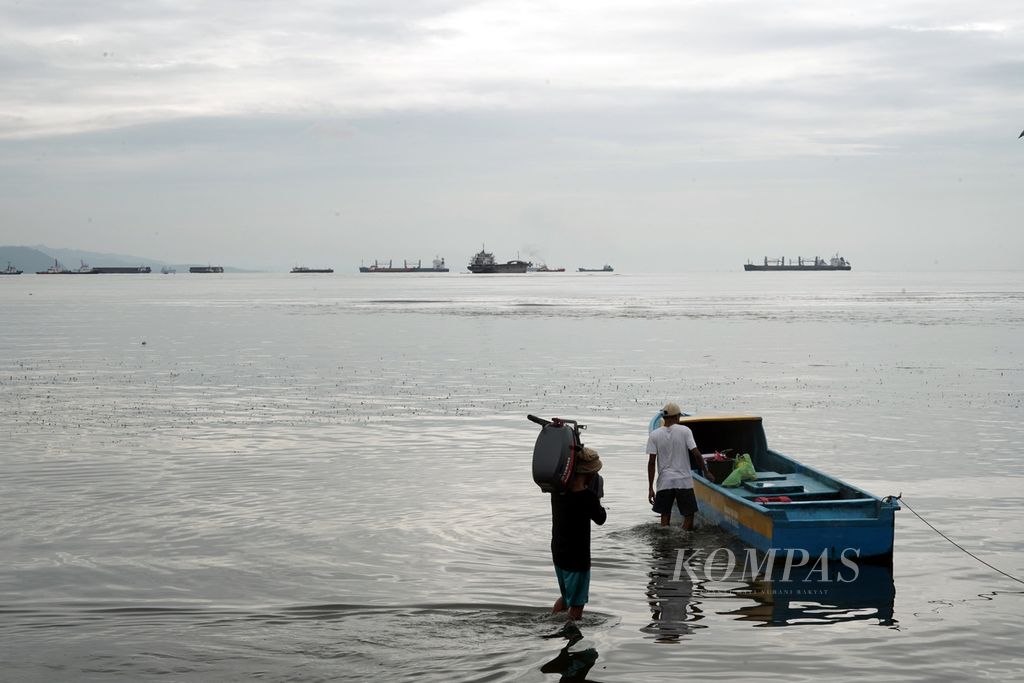 Nelayan membawa mesin untuk dipasang di perahu yang akan digunakan mencari ikan di Desa Lililef, Kecamatan Weda Tengah, Kabupaten Halmahera Tengah, Maluku Utara.