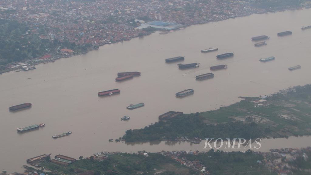 Tongkang yang akan mengangkut batubara masuk ke perairan Sungai Musi, Palembang, Sumatera Selatan, Selasa (12/7/2016).