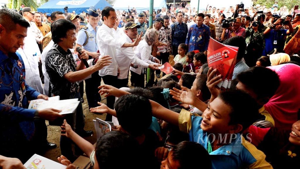 Presiden Joko Widodo menyapa anak-anak pengungsi korban gempa saat berkunjung ke Masjid Masjid Besar At-Taqarrub, Treinggadeng, Pidie Jaya, Aceh (9/12/2016). 