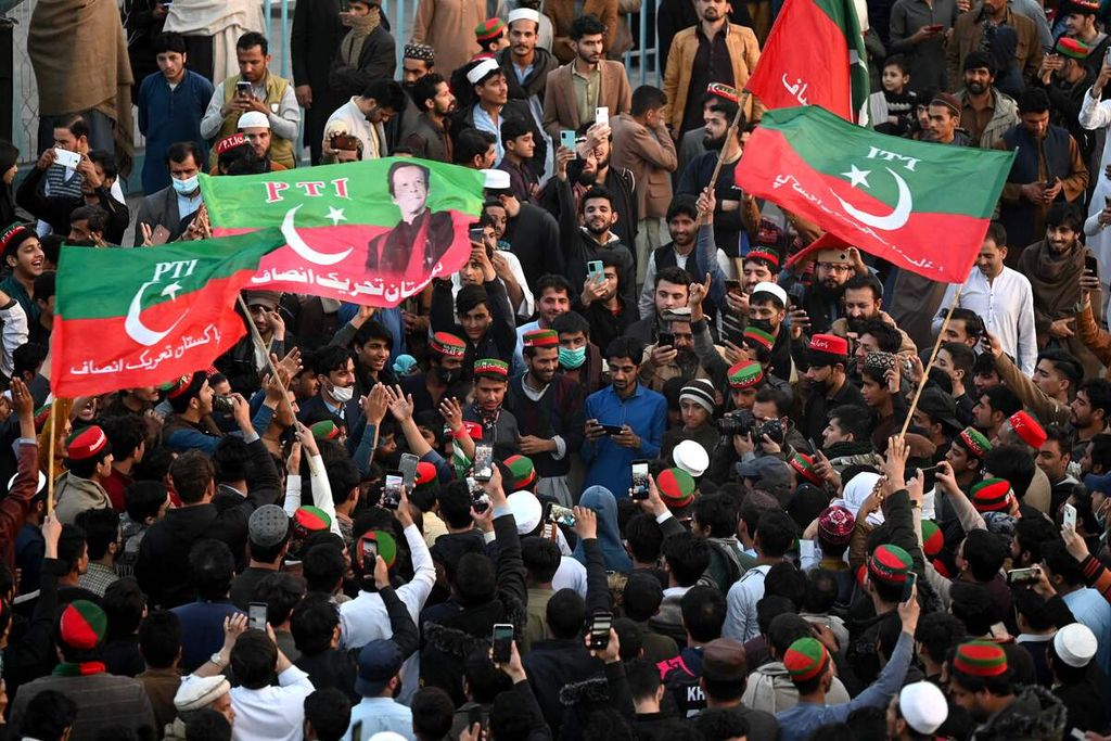 Pendukung partai Pakistan Tehreek-e-Insaf (PTI) menggelar protes di luar kantor Petugas yang Kembali di Peshawar pada 9 Februari 2024, menentang dugaan kecurangan dalam hasil pemilu nasional Pakistan. 
