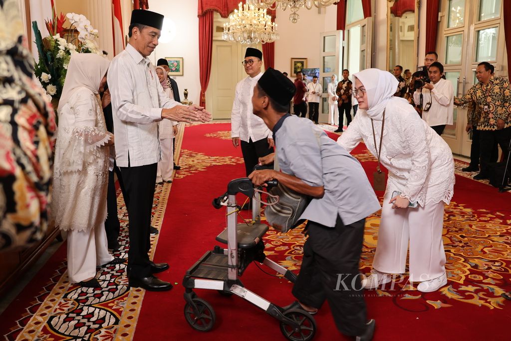 Saat Idul Fitri 1445 Hijriah, Presiden Joko Widodo membuka pintu Istana bagi pejabat maupun masyarakat untuk bersilaturahmi. Warga difabel pun bisa hadir dan bersalaman dengan Presiden.