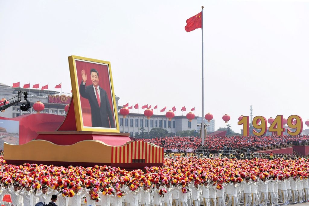 Arsip foto pada 10 Oktober 2019 memperlihatkan kendaraan hias dengan sebuah foto raksasa Presiden China Xi Jinping melintasi Lapangan Tiananmen saat pawai Hari Nasional menandai 70 tahun pendirian Republik Rakyat China. 
