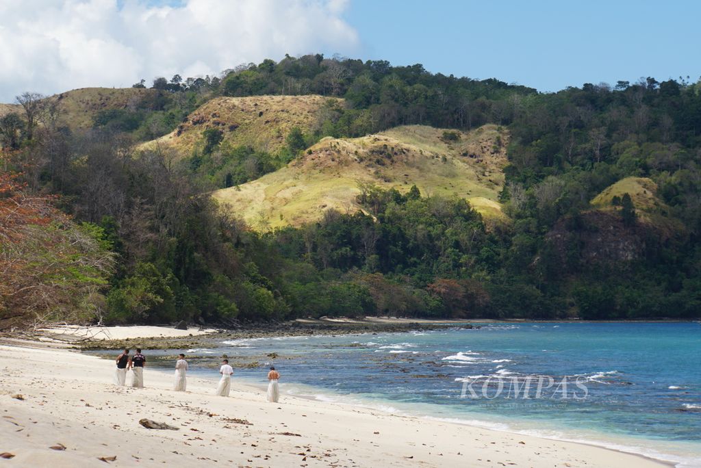 Para pengunjung bermain di Pantai Paal yang terletak di Desa Marinsow, Likupang Timur, Minahasa Utara, Sulawesi Utara, Sabtu (16/9/2023). Pantai yang terletak di dalam Kawasan Ekonomi Khusus (KEK) Likupang itu dikelola badan usaha milik Desa Marinsow dengan penghasilan yang dapat mencapai Rp 50 juta per bulan.