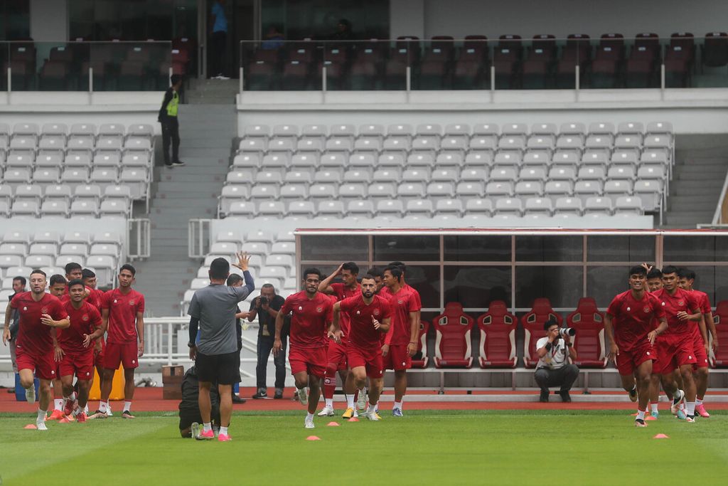 Para pemain tim nasional Indonesia melakukan pemanasan pada sesi latihan tim di Stadion Utama Gelora Bung Karno, Jakarta, Rabu (28/12/2022).