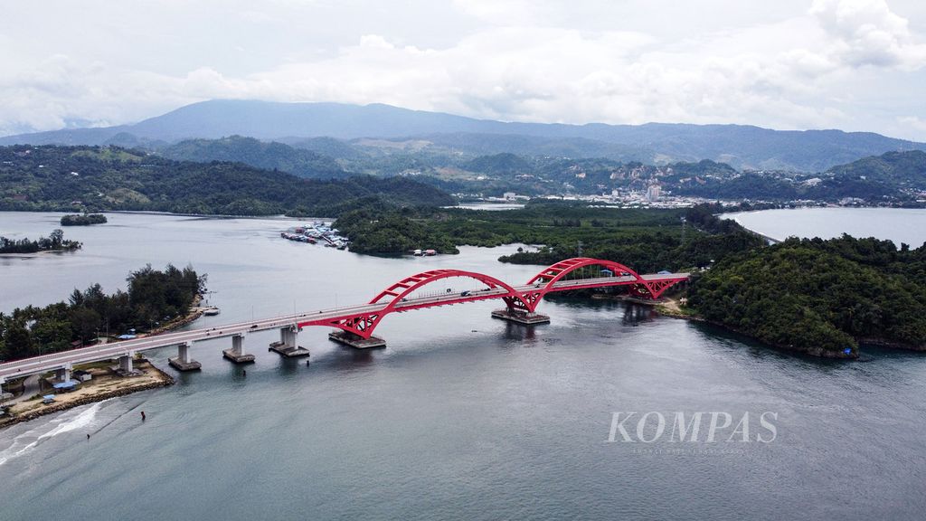 Jembatan Holtekamp yang membentang di atas Teluk Youtefa, Jayapura, Papua, Kamis (25/7/2024). Jembatan yang dibangun dengan anggaran sekitar Rp 1,8 triliun ini diresmikan penggunaannya oleh Presiden Joko Widodo pada 2019. 