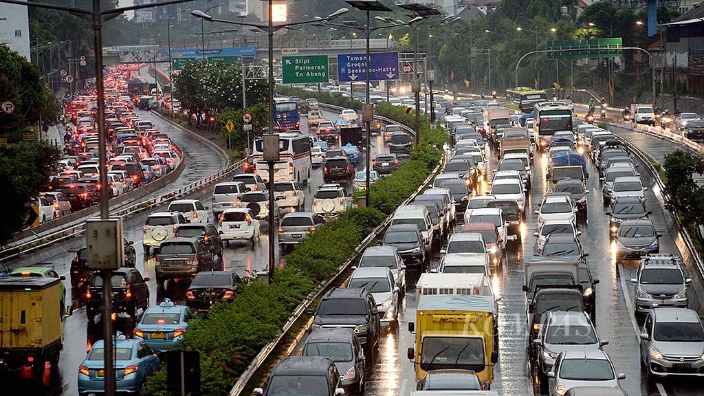Hujan yang mengguyur kawasan Jakarta bersamaan dengan jam pulang kerja mengakibatkan kemacetan bertambah parah dari dua arah di Jalan Jenderal Gatot Subroto, Senayan, Jakarta, Kamis (19/10). Sepekan ini, wilayah Jakarta dan sekitarnya setiap hari diguyur hujan dari intensitas sedang.
