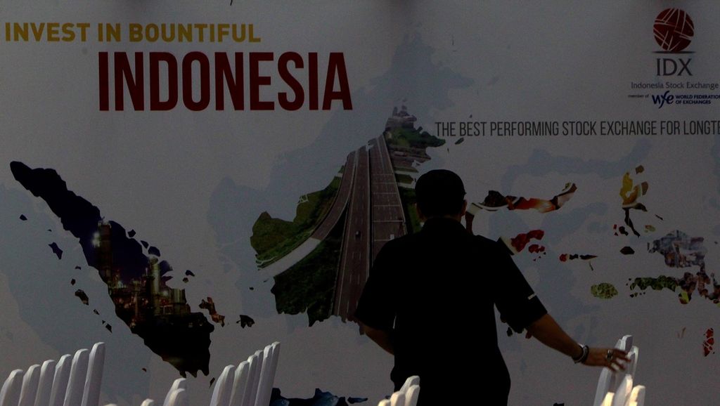 Pengunjung mencari informasi saham di gedung Bursa Efek Indonesia, Jakarta, Senin (16/9/2019). 