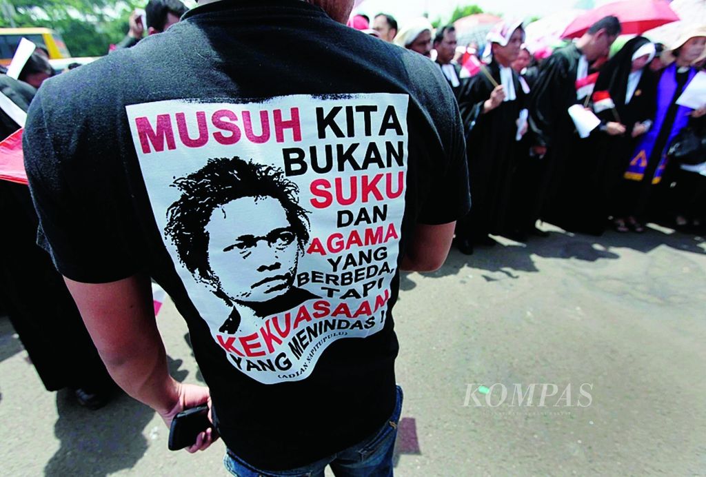 Sejumlah rohaniwan dan perwakilan umat beragama menggelar aksi damai di depan Gedung MPR/DPR/DPD di Senayan, Jakarta, Senin (8/4/2013). 