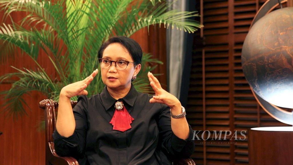 Menlu Retno LP Marsudi menjawab pertanyaan mengenai pencapaian kebijakan luar negeri Indonesia di kantor Kementerian Luar Negeri, Jakarta, Kamis (17/10/2019).