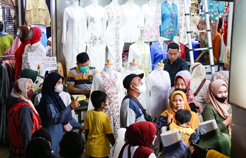 Pengunjung memilih pakaian muslim di salah satu kios di Blok B Pasar Tanah Abang, Jakarta Pusat, Rabu (20/4/2022). Warga mulai berbelanja Lebaran bersamaan dengan telah cairnya THR bagi pegawai negeri.