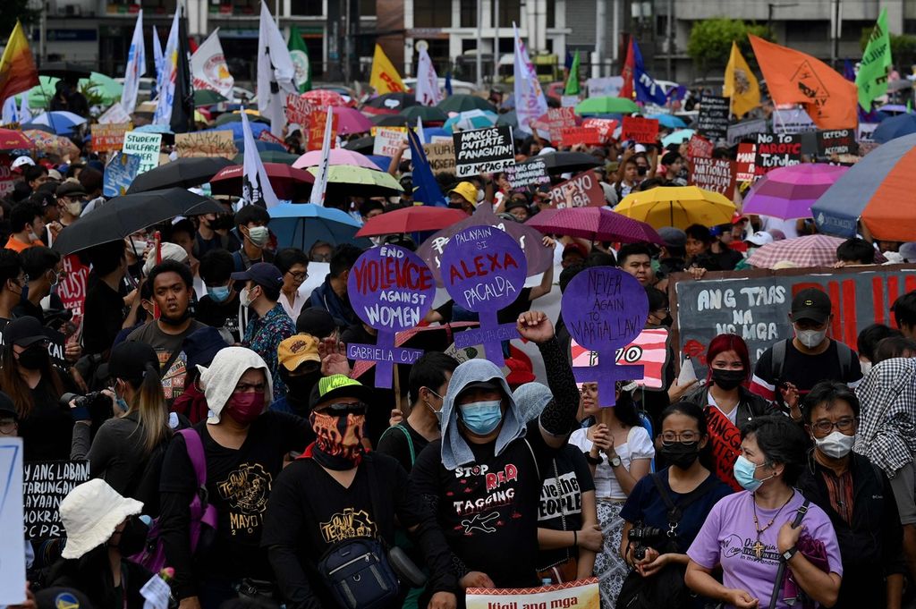 Para pengunjuk rasa berkumpul di Epifanio de los Santos Avenue atau EDSA di Quezon City, Filipina, 25 Februari 2023, dalam unjuk rasa memperingati 37 tahun revolusi People Power yang menggulingkan Presiden Filipina Ferdinand Marcos senior. 
