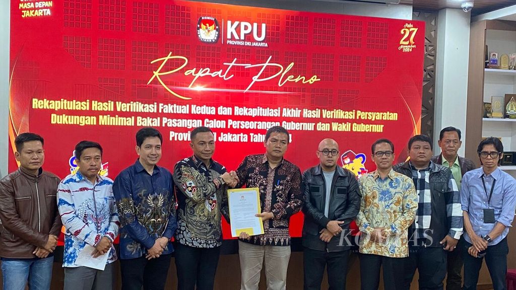 Ketua KPU Provinsi DKI Jakarta Wahyu Dinata (lima dari kiri) berjabat tangan dengan bakal calon gubernur DKI Jakarta pada Pilkada 2024, Dharma Pongrekun (empat dari kiri) pada Kamis (15/8/2024) di kantor KPU DKI Jakarta.