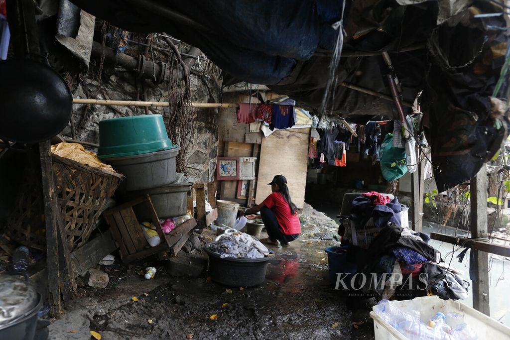 Warga mencuci peralatan rumah tangganya di tepian anak Kali Ciliwung yang membelah kawasan Tanah Abang, Jakarta Pusat, Jumat (30/9/2022). 
