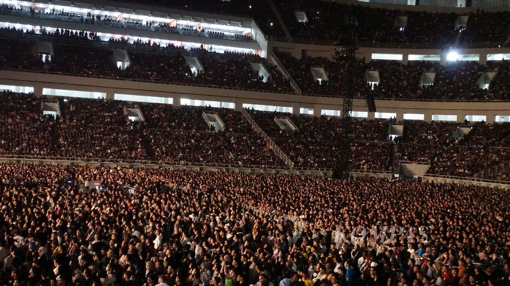 Puluhan ribu penonton menikmati alunan musik dari grup band Dewa 19 lewat Pesta Rakyat 30 Tahun Berkarya di Jakarta International Stadium (JIS), Jakarta Utara, 