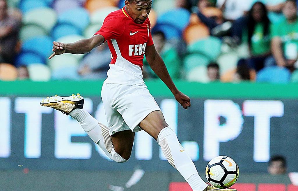 Penyerang  AS Monako asal Perancis, Kylian Mbappe, mengontrol bola saat laga persahabatan melawan Sporting CP di Stadion  Jose Alvalade, Lisabon, Portugal, Sabtu (22/7).