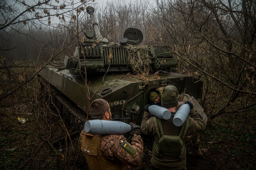 Pasukan Ukraina memasukkan sejumlah amunisi ke persenjataan berat mereka (2S1 Gvozdika) di Bakhmut, wilayah Donetsk, Ukraina (10/12/2022). Militer Rusia melancarakan serangan ke Bakhmut dan mencoba untuk merebutnya kembali. 
