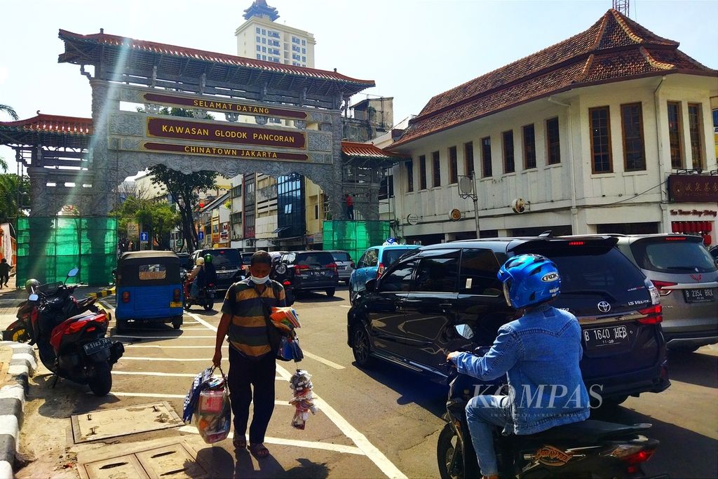 Gapura Chinatown Jakarta, Pancoran, Glodok, Jakarta Barat, yang diresmikan oleh Gubernur DKI Jakarta Anies Baswedan, Kamis (30/6/2022), tampak ramai oleh kendaraan, Minggu (3/7/2022). 