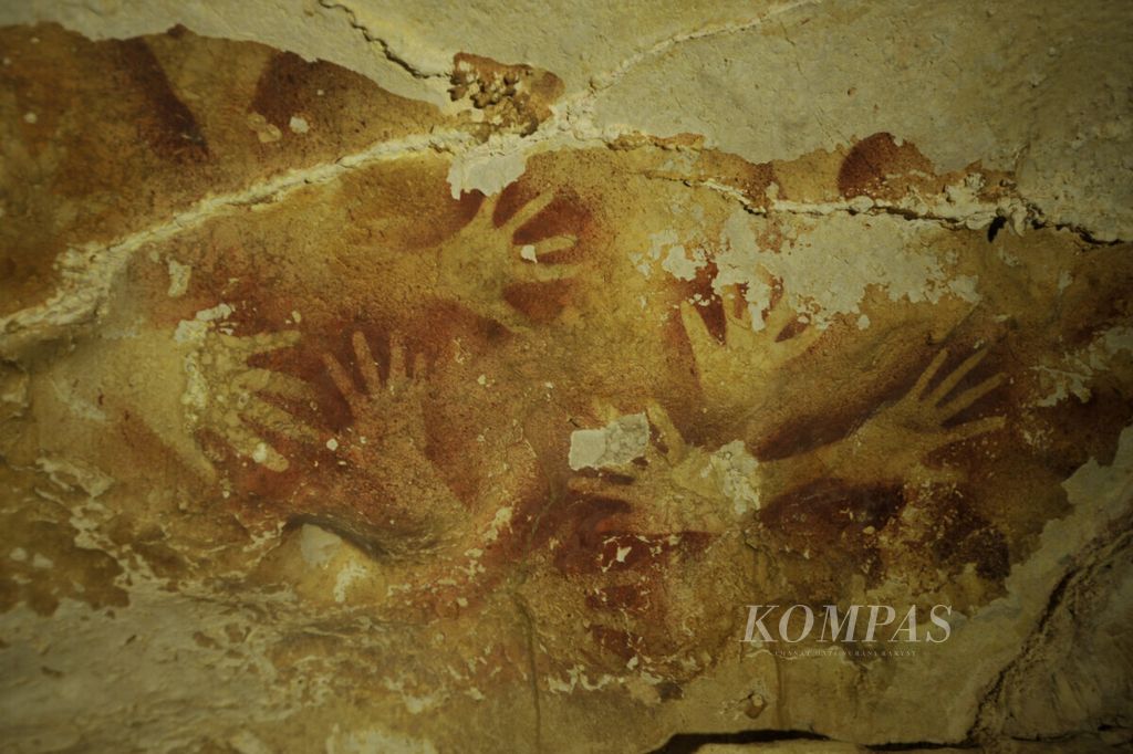 Lukisan telapak tangan di dinding gua Leang Rasapao di kawasan karst Kecamatan Minasa Te'ne, Kabupaten Pangkajene Kepulauan, Sulawesi Selatan, Minggu (5/8/2012). Di kawasan karst ini terdapat ratusan gua yang didalamnya tersimpan jejak-jejak kehidupan pra sejarah.
