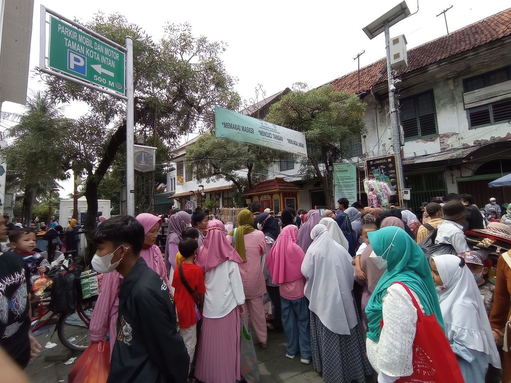 Antrean masuk ke Kota Tua Jakarta dari pintu masuk sisi Museum Bank Mandiri, Jakarta, Rabu (4/5/2022).
