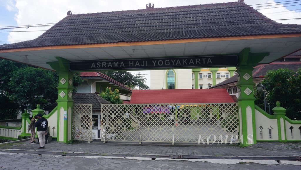Suasana bagian depan Asrama Haji Yogyakarta di Kabupaten Sleman, Daerah Istimewa Yogyakarta, Minggu (12/4/2020). 