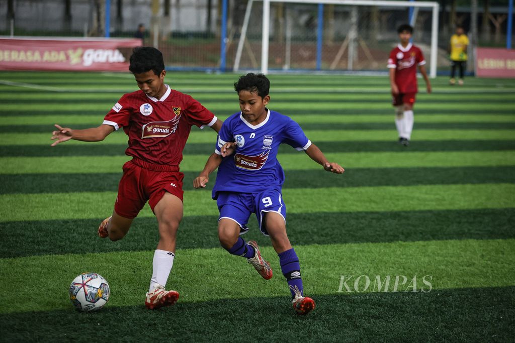 Pemain Oneway SS, Ceyza Ferdiansyah (kiri), berebut bola dengan pemain Akademi Persib Bogor, Muhammad Fairuz Al Zamail, dalam laga pekan ketujuh Liga Kompas Kacang Garuda U-14 di Dewantara Sport Center, Tangerang Selatan, Banten, Minggu (7/1/2024).