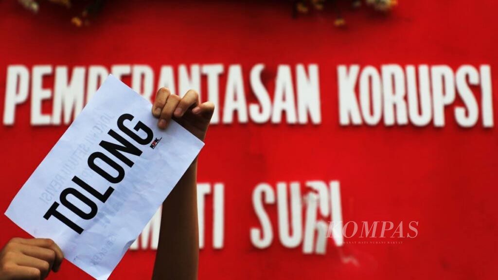 Pegiat antikorupsi bersama pegawai Komisi Pemberantasan Korupsi menggelar aksi #SaveKPK di Gedung Merah Putih KPK, Jakarta, Minggu (8/9/2019). Aksi ini sebagai bentuk keprihatinan terhadap upaya-upaya pelemahan pemberantasan korupsi, salah satunya dengan rencana revisi UU KPK.