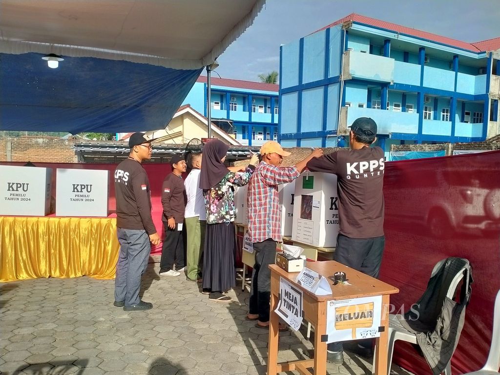 Warga antusias menyalurkan hak suaranya di TPS 06 Kelurahan Gunung Terang, Kecamatan Langkapura, Kota Bandar Lampung, Rabu (14/2/2024). 