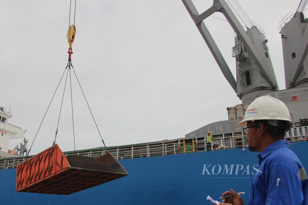 Pekerja mengawasi proses muat cangkang sawit dari truk ke penampung ke dalam kapal di Pelabuhan Krueng Geukuh, Kota Lhokseumawe, Provinsi Aceh, Selasa (1/8/2023).