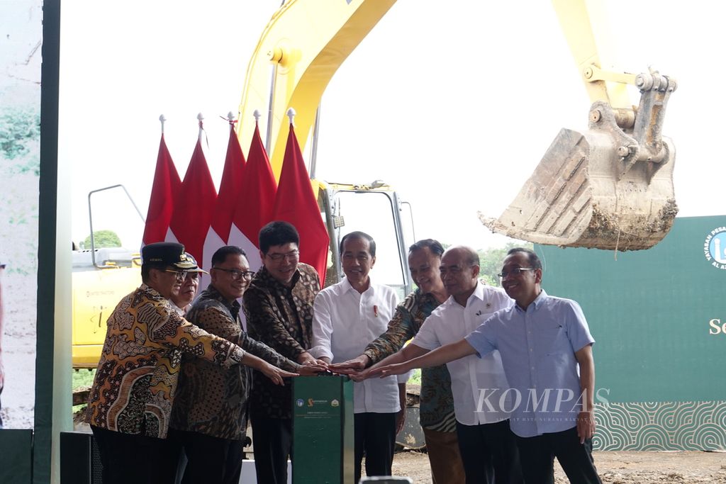 Presiden Joko Widodo melakukan peletakan batu pertama atau <i>groundbreaking</i> Gedung Sekolah Al Al Azhar di kawasan Ibu Kota Nusantara (IKN), Kabupaten Penajam Paser Utara, Kalimantan Timur, Selasa (4/6/2024).