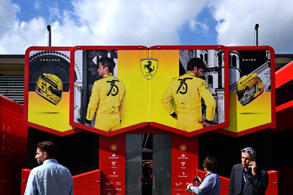 Papan iklan baru milik Ferrari untuk merayakan ulang tahun ke-75 Ferrari terpasang di Sirkuit Monza, Italia, Kamis (8/9/2022), menjelang Grand Prix Formula 1 pada akhir pekan ini. Kedua pebalap Ferrari, Charles Leclerc dan Carlos Sainz Junior, akan mengenakan kostum balap kuning dengan aksen hitam saat balapan di Sirkuit Monza untuk memperingati ulang tahun ke-75 Ferrari.